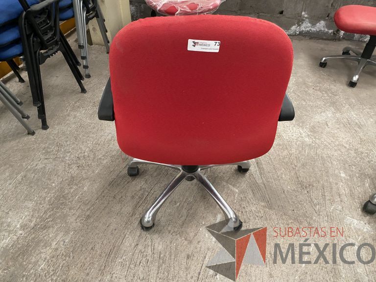 Lote 052 - 3 Sillas operativas con rueda, descansabrazos, respaldo y asiento en tela color rojo - Imagen 5