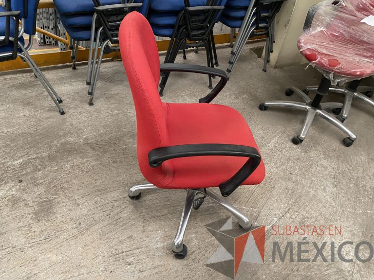 Lote 052 - 3 Sillas operativas con rueda, descansabrazos, respaldo y asiento en tela color rojo - Imagen 4