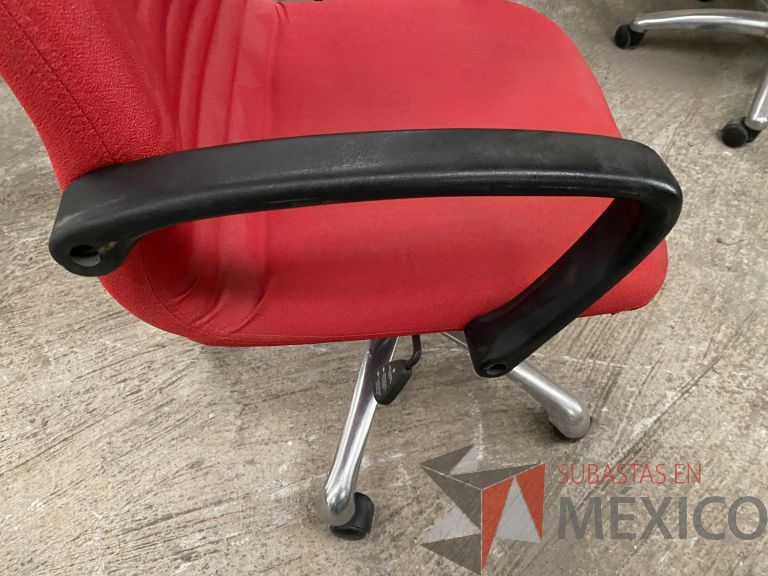 Lote 052 - 3 Sillas operativas con rueda, descansabrazos, respaldo y asiento en tela color rojo - Imagen 3