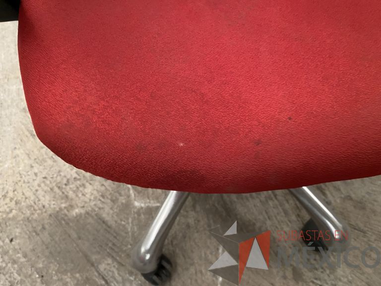 Lote 052 - 3 Sillas operativas con rueda, descansabrazos, respaldo y asiento en tela color rojo - Imagen 2