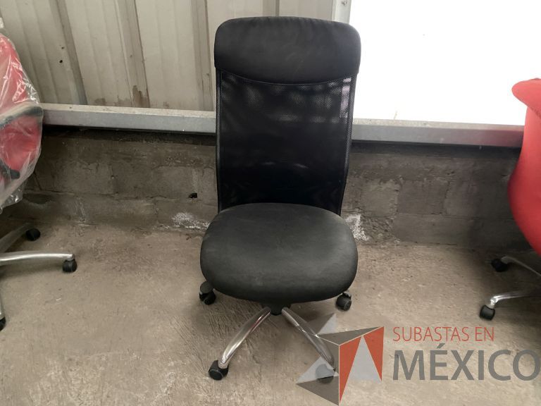 Lote 055 - 2 Sillas operativas con ruedas, asiento y respaldo en tela color negro - Imagen 2