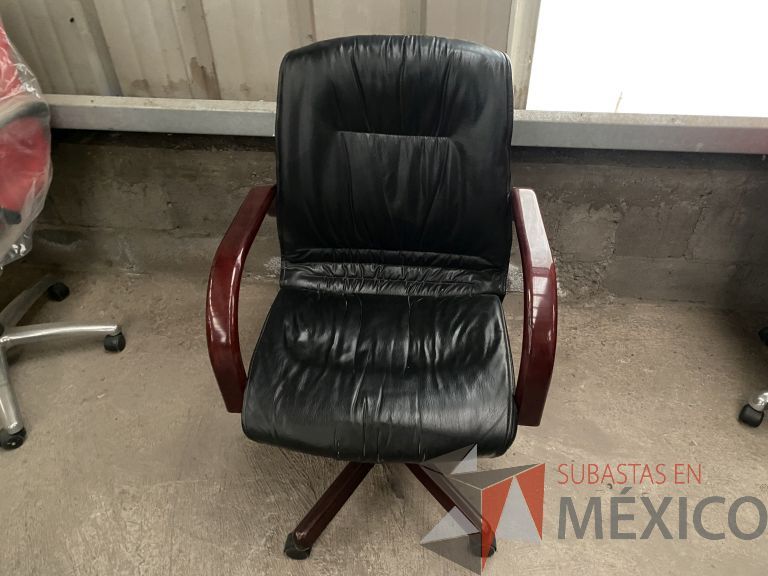 Lote 056 - 4 Sillas operativas con ruedas, descansabrazos de madera, asiento y respaldo en vinipiel