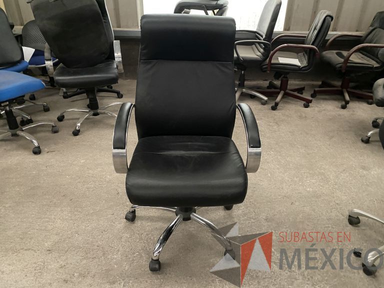 Lote 057 - 23 Sillas operativas con ruedas, descansabrazos cromados, asiento y respaldo en tela color negro - Imagen 2
