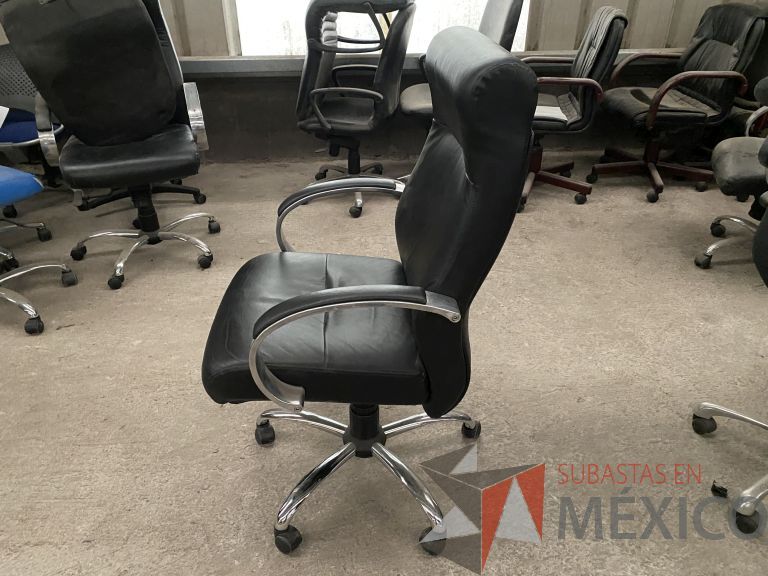 Lote 057 - 23 Sillas operativas con ruedas, descansabrazos cromados, asiento y respaldo en tela color negro - Imagen 3