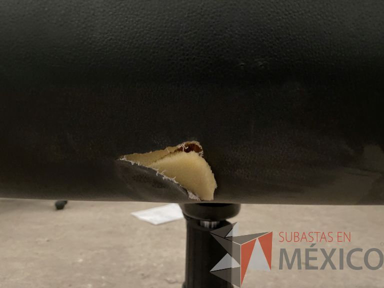 Lote 057 - 23 Sillas operativas con ruedas, descansabrazos cromados, asiento y respaldo en tela color negro - Imagen 5