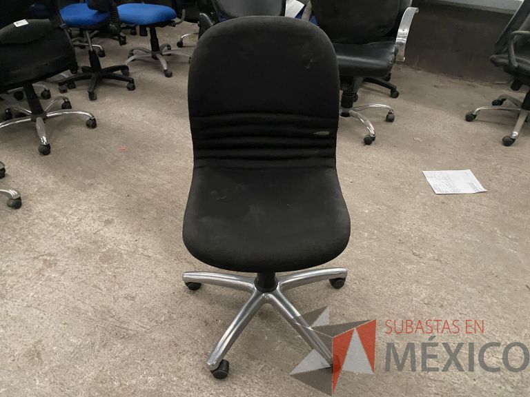 Lote 058 - 10 Sillas operativas con ruedas, asiento y respaldo en tela color negro