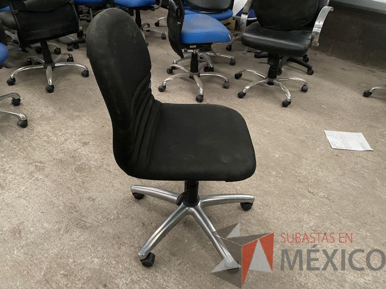Lote 058 - 10 Sillas operativas con ruedas, asiento y respaldo en tela color negro - Imagen 2