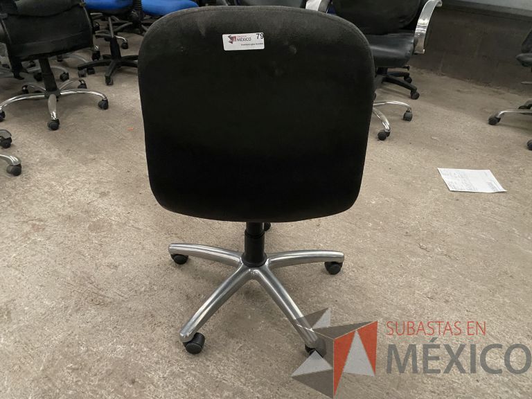 Lote 058 - 10 Sillas operativas con ruedas, asiento y respaldo en tela color negro - Imagen 3
