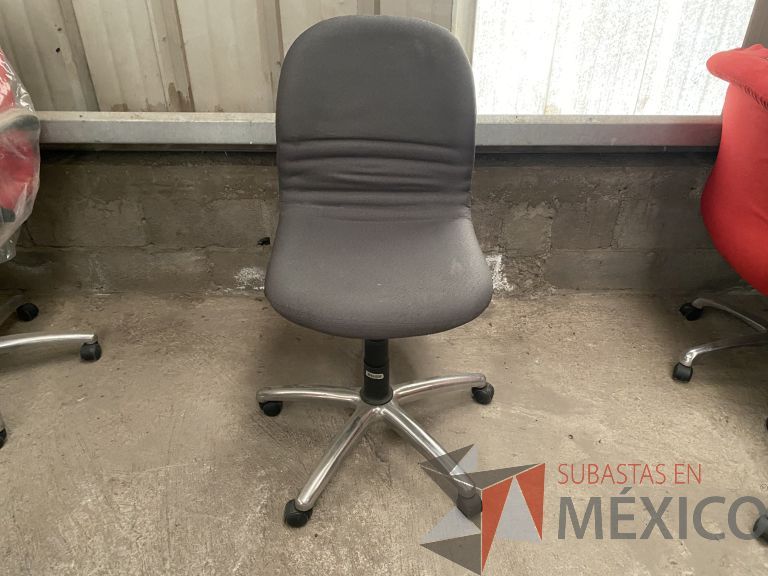 Lote 059 - 18 Sillas operativas con ruedas, asiento y respaldo en tela color gris
