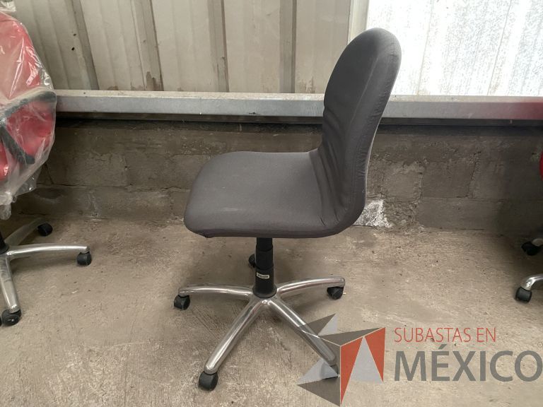 Lote 059 - 18 Sillas operativas con ruedas, asiento y respaldo en tela color gris - Imagen 2