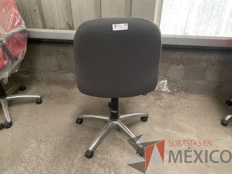 Lote 059 - 18 Sillas operativas con ruedas, asiento y respaldo en tela color gris - Imagen 3