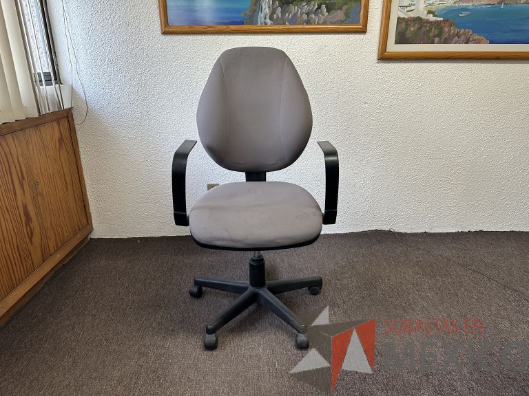 Lote 002 - 2 Sillas operativas con ruedas, descansabrazos, asiento y respaldo en tela color gris
