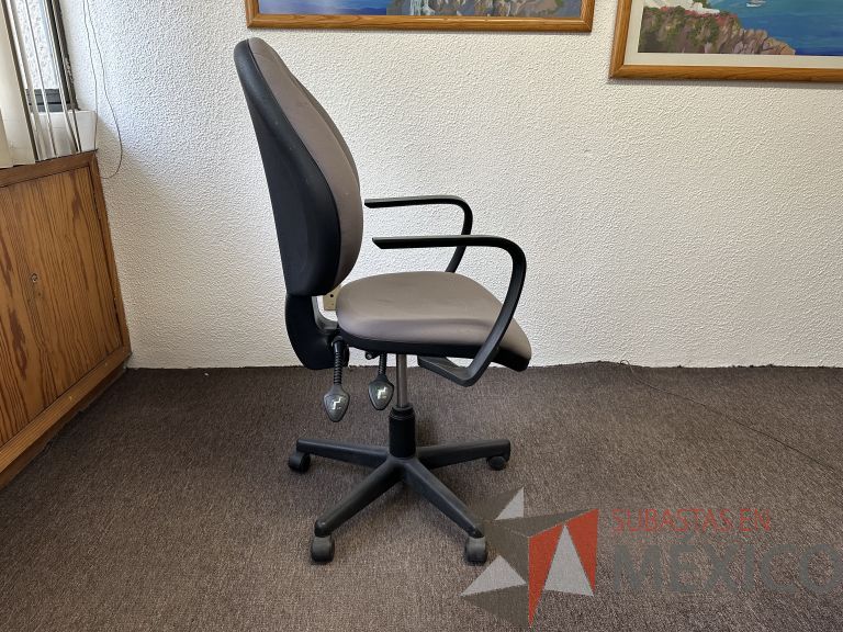 Lote 002 - 2 Sillas operativas con ruedas, descansabrazos, asiento y respaldo en tela color gris - Imagen 2