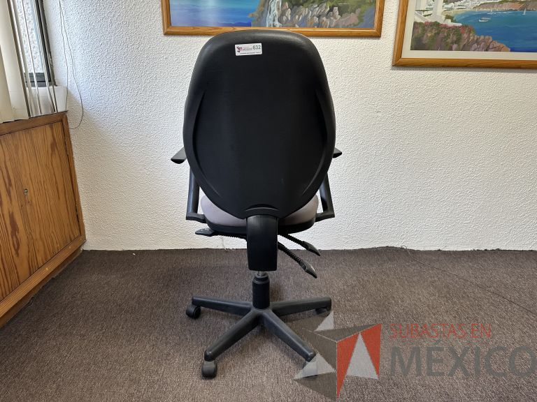 Lote 002 - 2 Sillas operativas con ruedas, descansabrazos, asiento y respaldo en tela color gris - Imagen 3