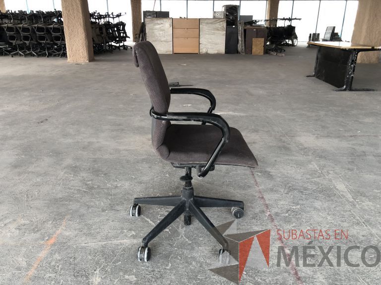 Lote 013 - 4 Sillas operativas con ruedas, descansabrazos, asiento y respaldo en tela color gris - Imagen 2