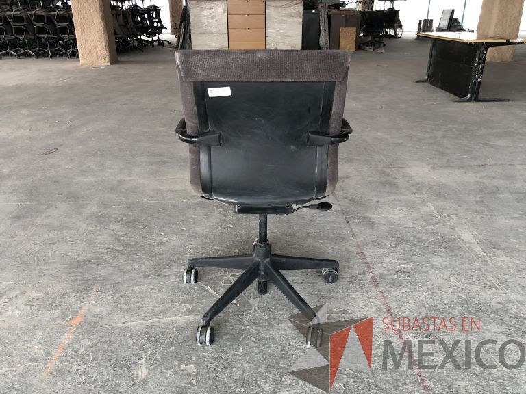 Lote 013 - 4 Sillas operativas con ruedas, descansabrazos, asiento y respaldo en tela color gris - Imagen 3