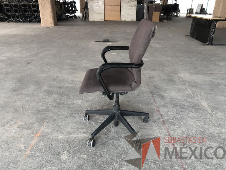 Lote 013 - 4 Sillas operativas con ruedas, descansabrazos, asiento y respaldo en tela color gris - Imagen 4
