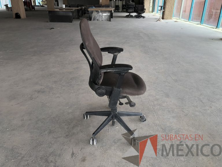 Lote 031 - 2 Sillas operativas con ruedas, descansabrazos, asiento y respaldo en tela gris - Imagen 2