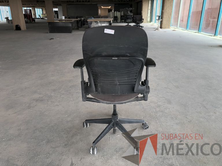 Lote 031 - 2 Sillas operativas con ruedas, descansabrazos, asiento y respaldo en tela gris - Imagen 3