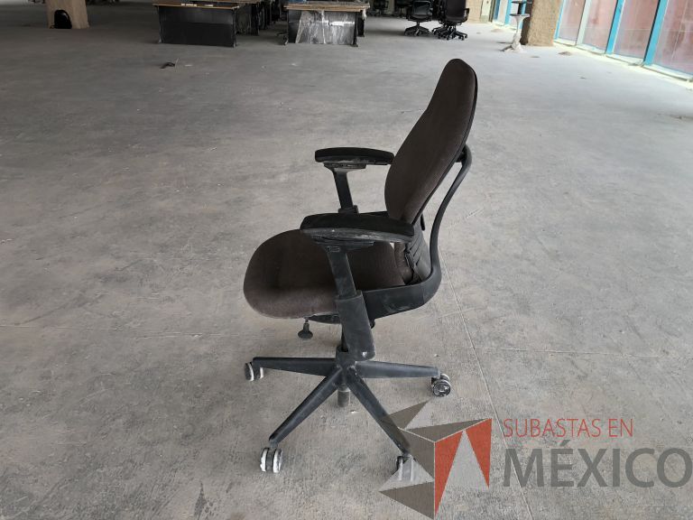 Lote 031 - 2 Sillas operativas con ruedas, descansabrazos, asiento y respaldo en tela gris - Imagen 4