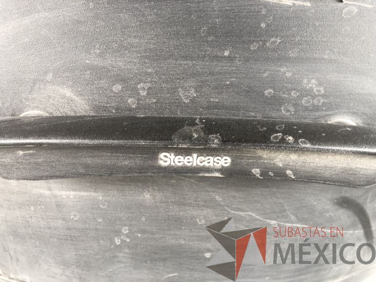 Lote 031 - 2 Sillas operativas con ruedas, descansabrazos, asiento y respaldo en tela gris - Imagen 5