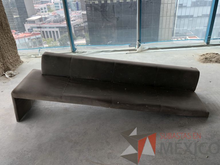 Lote 004 - Sillón de 3 plazas en tela color beige, incompleto le falta una pieza