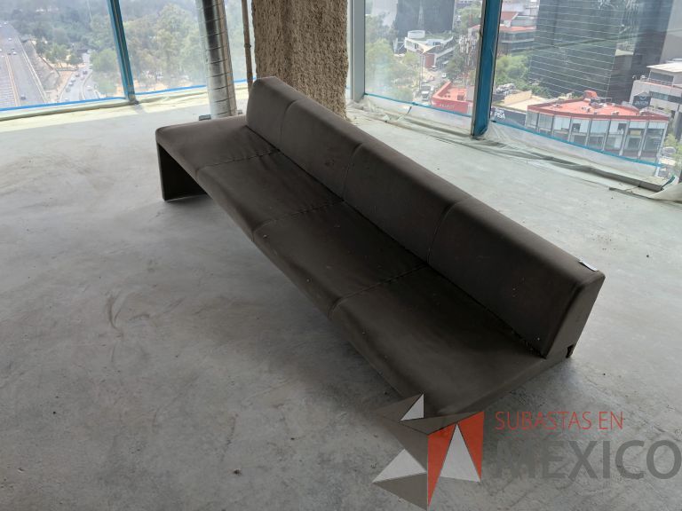 Lote 004 - Sillón de 3 plazas en tela color beige, incompleto le falta una pieza - Imagen 2