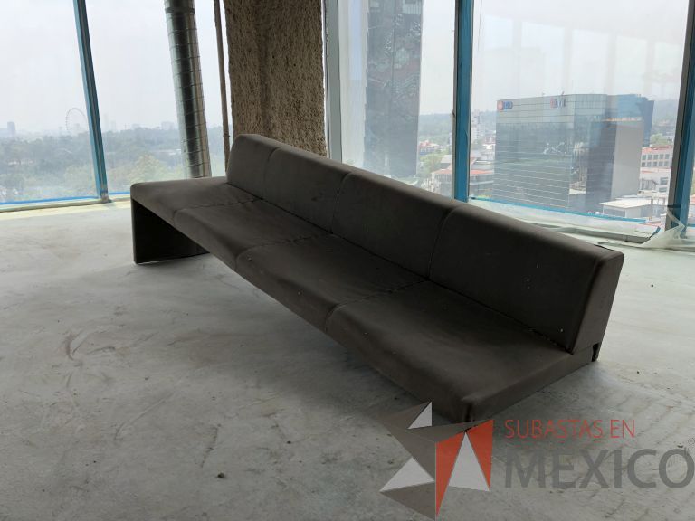 Lote 004 - Sillón de 3 plazas en tela color beige, incompleto le falta una pieza - Imagen 3