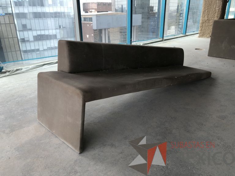 Lote 004 - Sillón de 3 plazas en tela color beige, incompleto le falta una pieza - Imagen 4