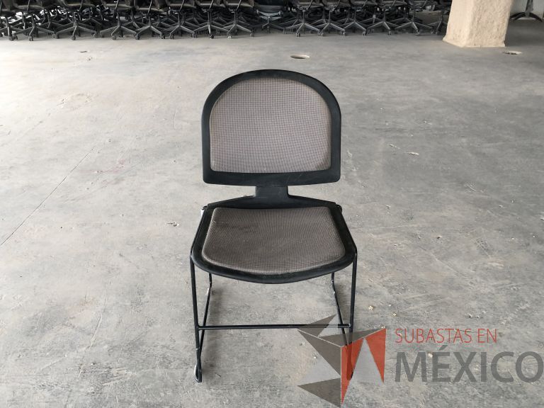 Lote 008 - Silla fija, asiento y respaldo en tela color gris