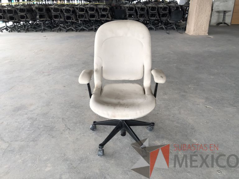 Lote 016 - 2 Sillas operativas con ruedas, descansabrazos, asiento y respaldo en tela color beige