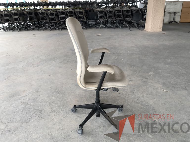 Lote 016 - 2 Sillas operativas con ruedas, descansabrazos, asiento y respaldo en tela color beige - Imagen 2