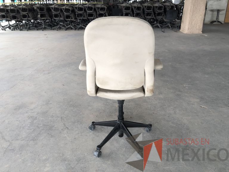 Lote 016 - 2 Sillas operativas con ruedas, descansabrazos, asiento y respaldo en tela color beige - Imagen 3