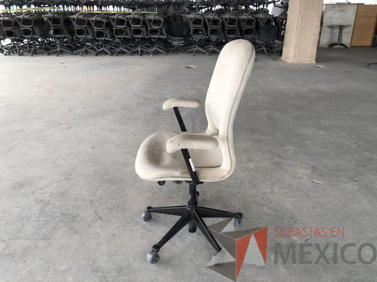 Lote 016 - 2 Sillas operativas con ruedas, descansabrazos, asiento y respaldo en tela color beige - Imagen 4