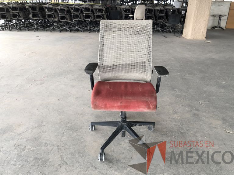 Lote 010 - 2 Sillas operativas con ruedas, descansabrazos, respaldo en malla y asiento en tela color rojo