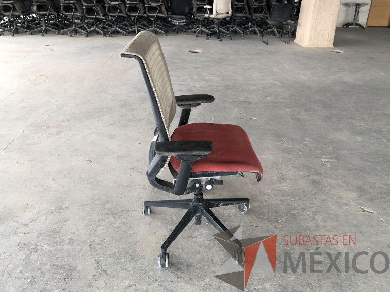 Lote 010 - 2 Sillas operativas con ruedas, descansabrazos, respaldo en malla y asiento en tela color rojo - Imagen 2