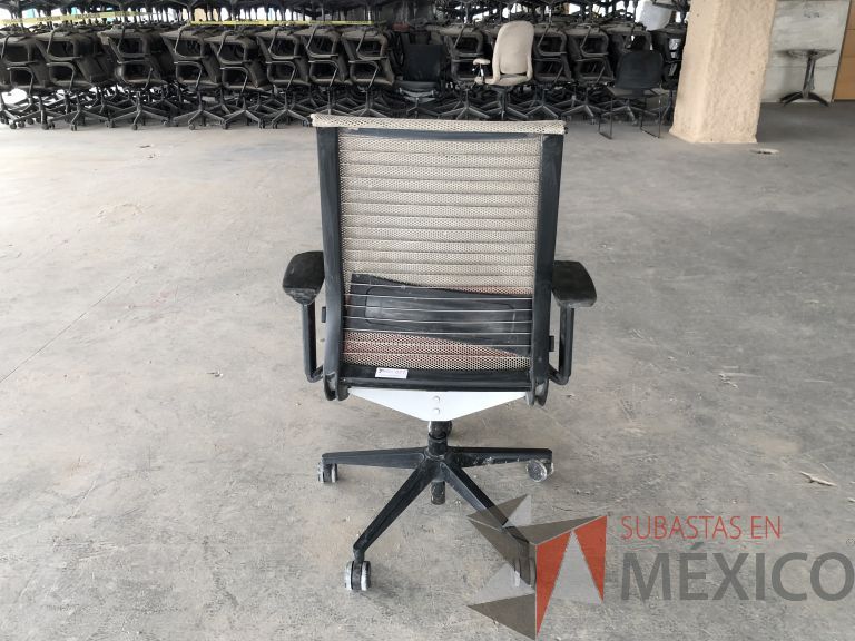 Lote 010 - 2 Sillas operativas con ruedas, descansabrazos, respaldo en malla y asiento en tela color rojo - Imagen 3