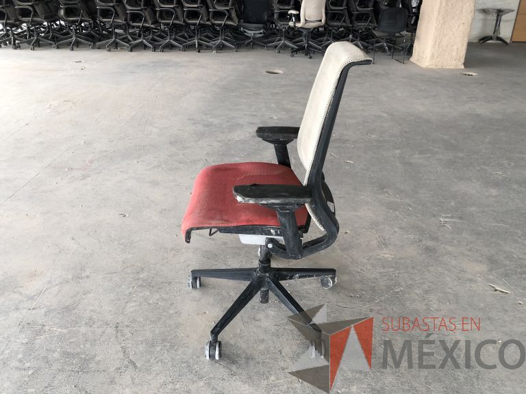 Lote 010 - 2 Sillas operativas con ruedas, descansabrazos, respaldo en malla y asiento en tela color rojo - Imagen 4