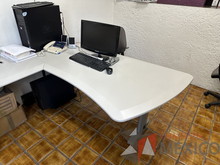 Lote 018 - Escritorio en escuadra con accesorio para poner CPU y con archivero de 2 cajones - Imagen 3