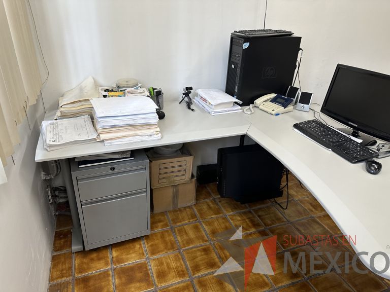 Lote 018 - Escritorio en escuadra con accesorio para poner CPU y con archivero de 2 cajones - Imagen 4