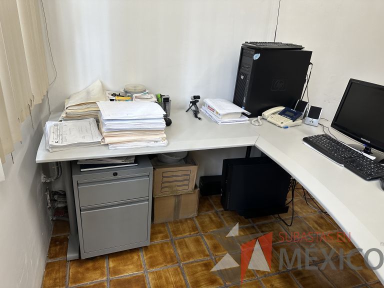 Lote 018 - Escritorio en escuadra con accesorio para poner CPU y con archivero de 2 cajones