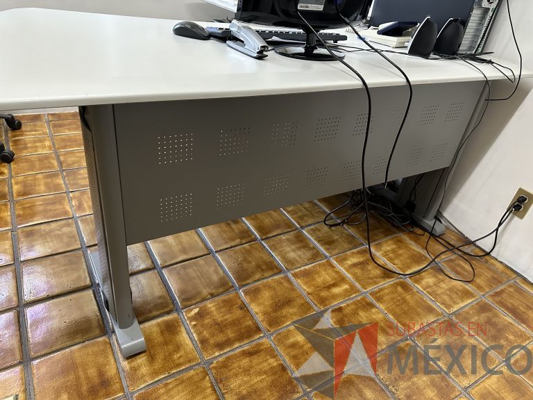 Lote 018 - Escritorio en escuadra con accesorio para poner CPU y con archivero de 2 cajones - Imagen 9