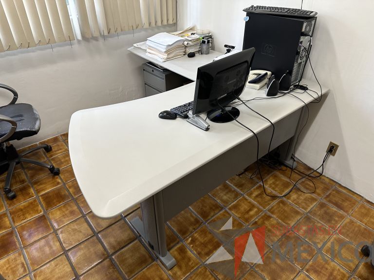 Lote 018 - Escritorio en escuadra con accesorio para poner CPU y con archivero de 2 cajones - Imagen 11