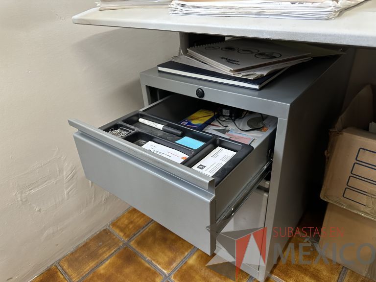 Lote 018 - Escritorio en escuadra con accesorio para poner CPU y con archivero de 2 cajones - Imagen 14