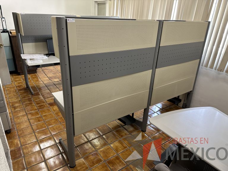 Lote 019 - Estación de trabajo para 2 personas con 2 gavetas con 1 puerta y base para poner CPU - Imagen 2