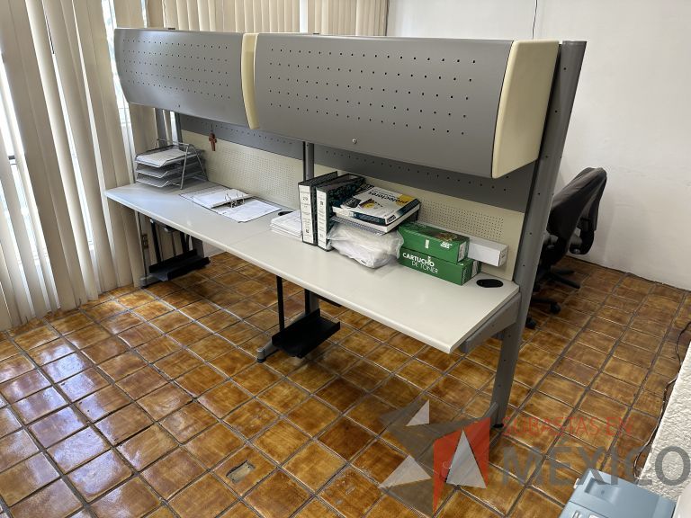 Lote 019 - Estación de trabajo para 2 personas con 2 gavetas con 1 puerta y base para poner CPU - Imagen 4