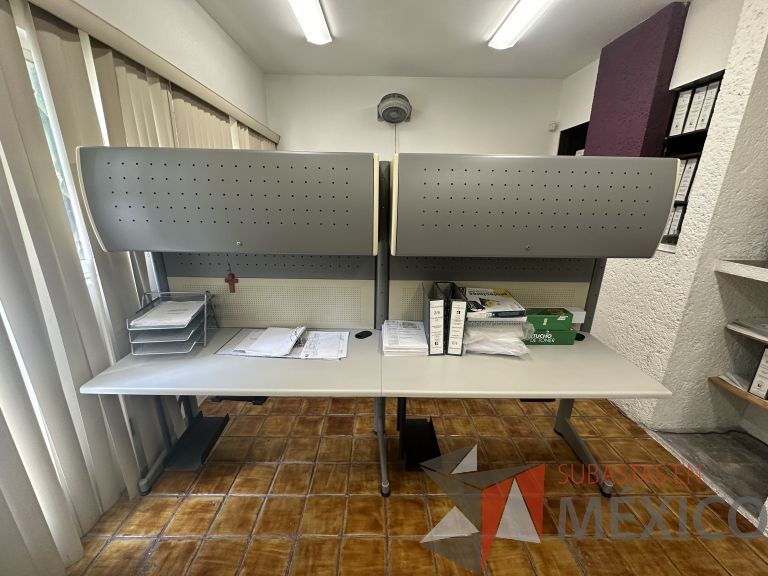 Lote 019 - Estación de trabajo para 2 personas con 2 gavetas con 1 puerta y base para poner CPU