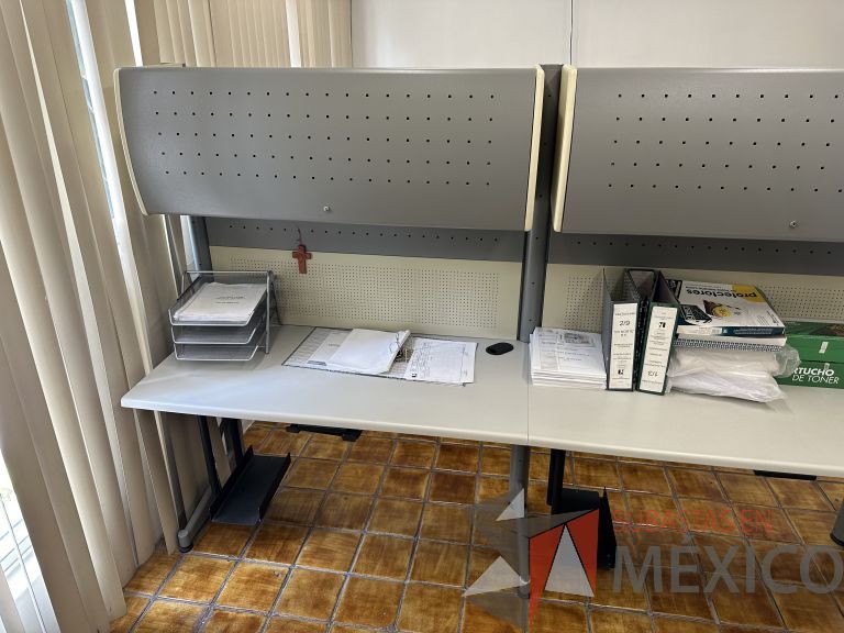 Lote 019 - Estación de trabajo para 2 personas con 2 gavetas con 1 puerta y base para poner CPU - Imagen 7