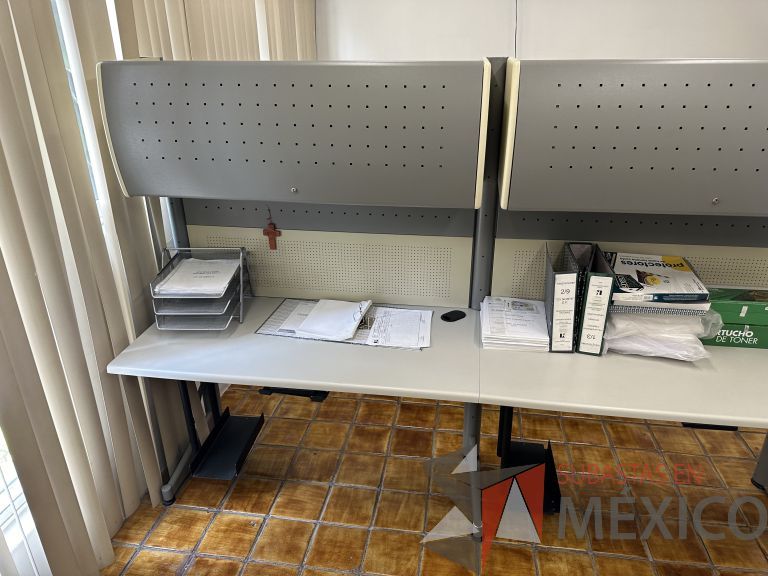 Lote 019 - Estación de trabajo para 2 personas con 2 gavetas con 1 puerta y base para poner CPU - Imagen 8