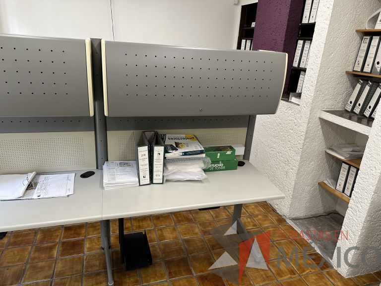 Lote 019 - Estación de trabajo para 2 personas con 2 gavetas con 1 puerta y base para poner CPU - Imagen 9